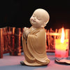 Statue bouddha moine prière